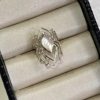 Anel flor de lótus vazada madrepérola gota central