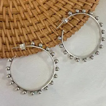 Brinco argola inteiro em bola prata