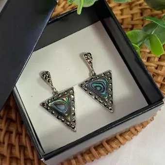 Brinco triangular marcassita e centro abalone