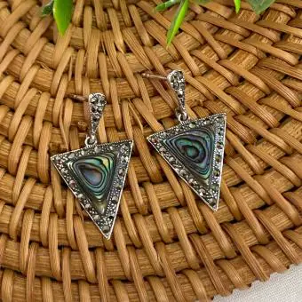 Brinco triangular marcassita e centro abalone