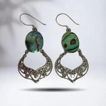 Brinco abalone oval pingente arabesco vazado gancho