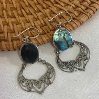 Brinco abalone oval pingente arabesco vazado gancho
