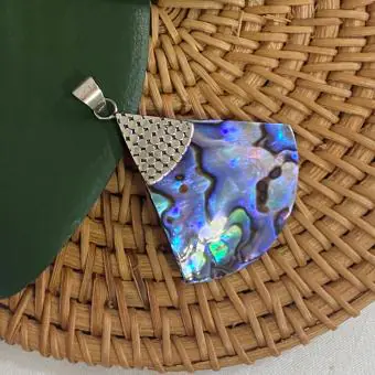 Pingente abalone triangular fundo arredondado