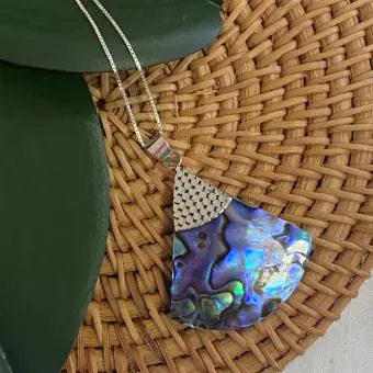 Pingente abalone triangular fundo arredondado