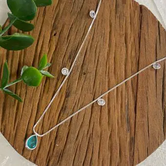 Colar ponto de luz e gota central verde fusion